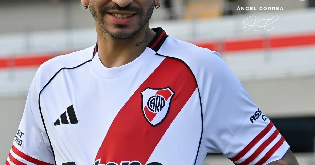 Ángel Correa con la camiseta de River Plate y la Copa del Mundo en segundo plano