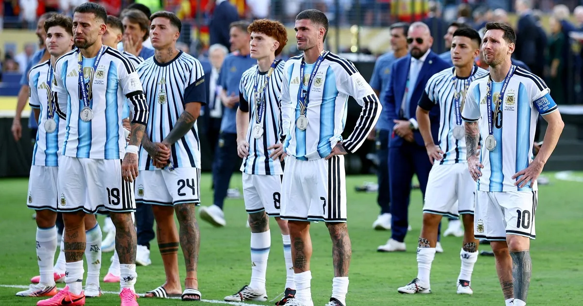 Lionel Messi levantando la Copa del Mundo en Qatar 2022 con la camiseta argentina