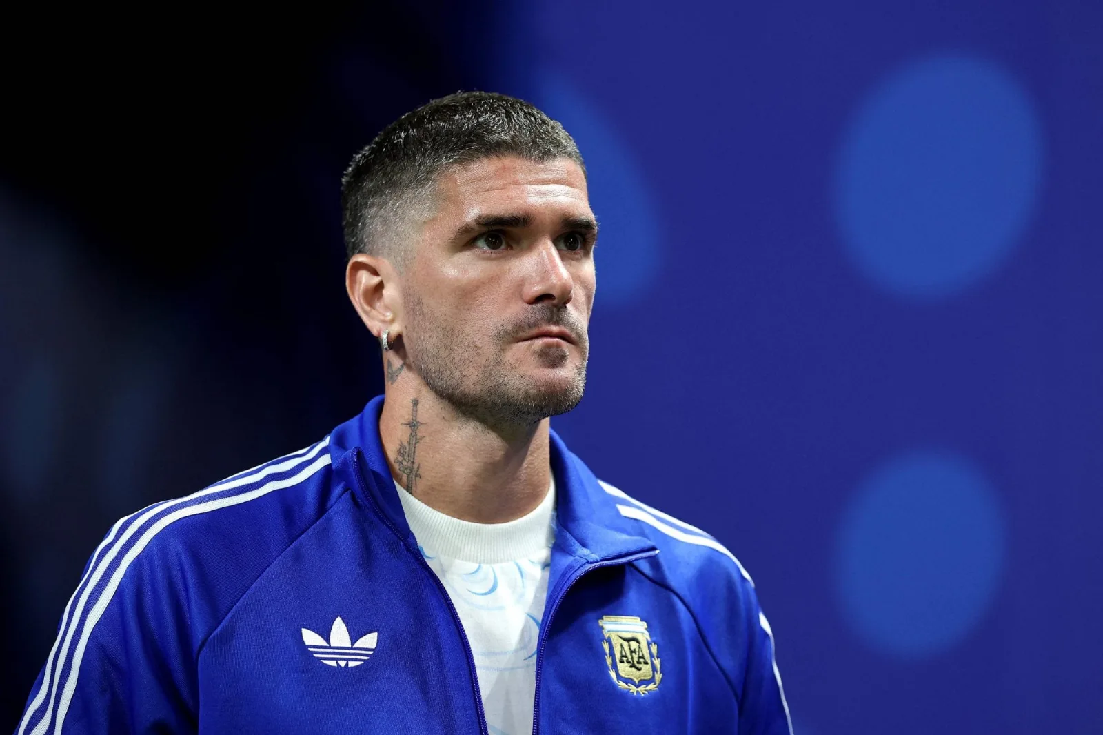 Lionel Scaloni en conferencia de prensa con gesto pensativo durante el Mundial de Qatar