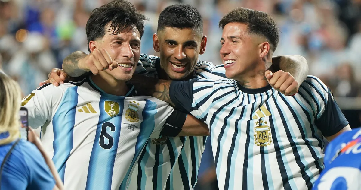 Defensor argentino de la Selección con la camiseta albiceleste en un partido internacional